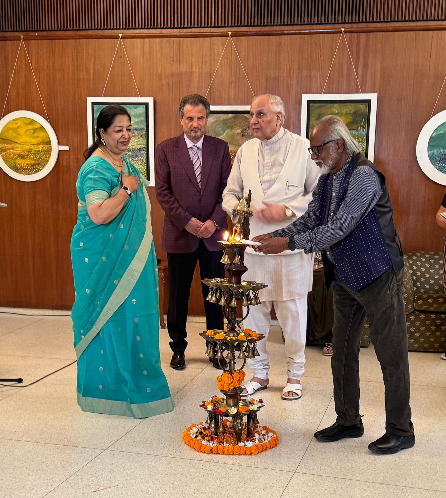 В посолството в Делхи бе официално открита изложба на тема “Indo-European Art Impressions” с картини на индийската художничка Киран Сони Гупта
